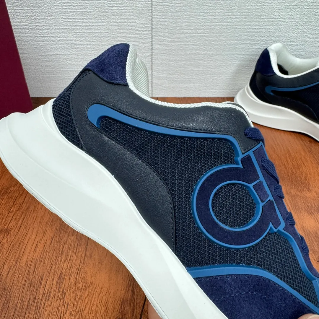[Ferragamo] Top P: 720💰 Size: 39~44 (38 45 custom-made, non-returnable) Ferragam/Ferragamo Cancini buckle men's low-top casual shoes Spring and summer official website synchronized new thick-soled versatile sports shoes for men This urban-style casual shoe boldly combines a variety of fabrics, cleverly using high-tech mesh fabrics and smooth leather to create a unique high-end look, with side dropouts Cancini buckle, padded collar and tongue, and eye-catching lightweight rubber sole make the design even more sophisticated! The perfect blend of style and comfort. , the shoe body is outlined with exquisite lines, embellished with iconic elements, and equipped with comfortable sole technology to boost your pace. Whether you are walking on the street or exercising, you can show your extraordinary charm. .